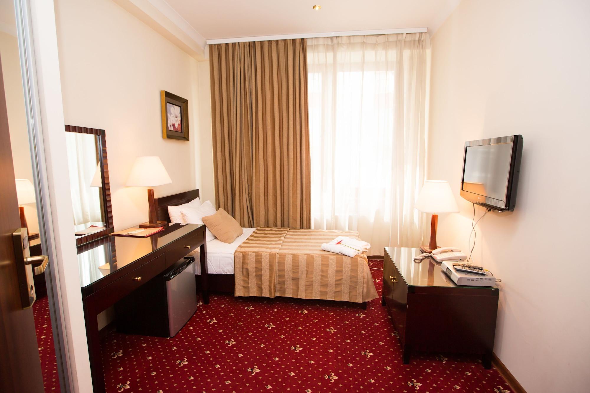 Jumbo Hotel Chisinau Exterior photo